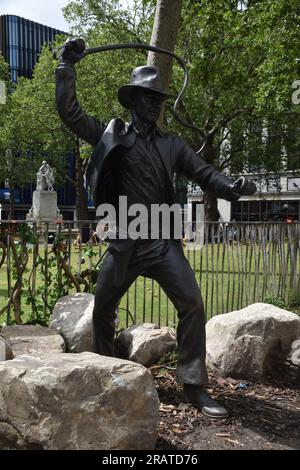 Bronzestatue von Harrison Ford als Indiana Jones am Leicester Square, London - 5. Juli 2023 Stockfoto