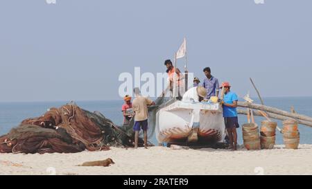 Arossim, Goa, Indien - 18. Februar 2020: Fischer Stapeln Netze An Der Küste Im Boot. Stockfoto