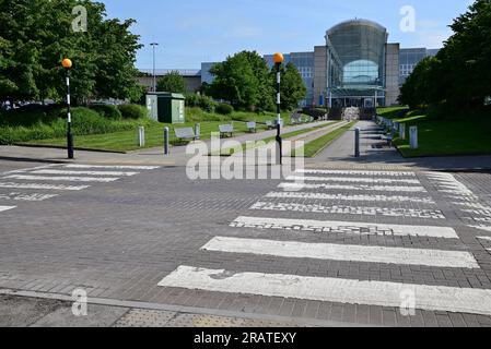 Fußgängerübergang, der zu einem der Eingänge zum Einkaufszentrum Mall am Cribbs Causeway am Stadtrand von Bristol führt. Stockfoto