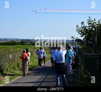 Während der englischen Riviera Airshow 2023 beobachten Menschen die roten Pfeile über Torbay. Stockfoto