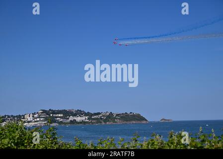 Die roten Pfeile über Torbay während der englischen Riviera Airshow 2023, mit Torquay im Hintergrund. Stockfoto