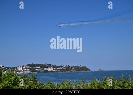 Die roten Pfeile über Torbay während der englischen Riviera Airshow 2023, mit Torquay im Hintergrund. Stockfoto