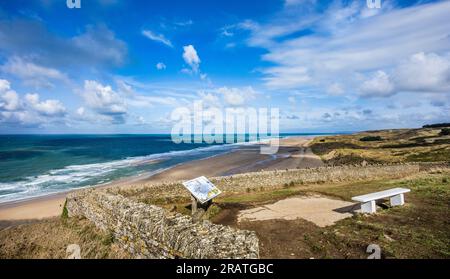 Plage de la Vieille Elglise, alter Kirchenstrand, benannt nach der alten St. Germain Kirche, die malerische Ruine in den Dünen hinter dem Strand, Barneville-Car Stockfoto