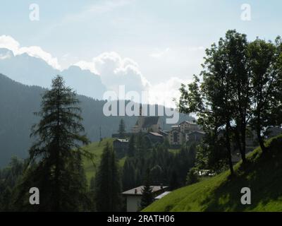 Chiesa Parrocchiale di Santa Lucia a Villagrande, Frazione di Colle Santa Lucia, Belluno, Veneto, Italien, Europa Stockfoto