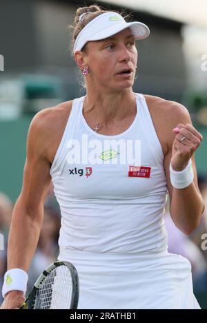 London, Großbritannien. 05. Juli 2023. Die belgische Yanina Wickmayer zeigt ihre Faust während des Spiels zwischen belgischer Wickmayer und russischer Blinkova, in der ersten Runde der Women's Singles, beim Grand Slam Tennis Turnier 2023 in Wimbledon im All England Tennis Club im Südwesten Londons, Großbritannien. BELGA FOTO BENOIT DOPPAGNE Kredit: Belga News Agency/Alamy Live News Stockfoto