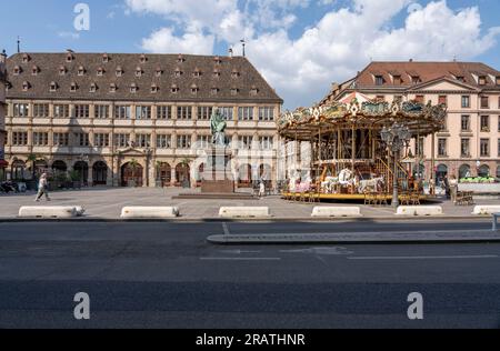 Straßburg, Frankreich - 05 19 2023: Blick auf den Platz der Industrie- und Handelskammer auf dem Gutenberg-Platz mit der Gutenberg-Statue und Stockfoto