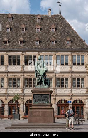 Straßburg, Frankreich - 05 19 2023: Blick auf den Platz der Industrie- und Handelskammer auf dem Gutenberg-Platz mit der Gutenberger Statue Stockfoto