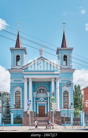 Kasan, Russland - Juni 8. 2023: Gebäude der Kirche der Heiligen Kreuzung, 1858 geweiht. Römisch-katholische Kirche in Tatarstan, Religion, Archi Stockfoto