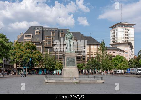 Straßburg, Frankreich - 05 19 2023: Bezirk Flandres. Blick auf den Platz Kleber mit der Statue von Kleber und den Gebäuden dahinter Stockfoto