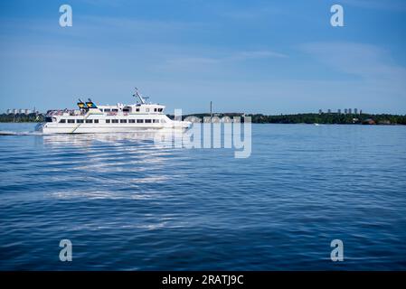 Stockholm, Schweden-06 11 2023: . SL Commuter Ferry namens VARMDÖ liegt am Malaren See in Stockholm Stockfoto