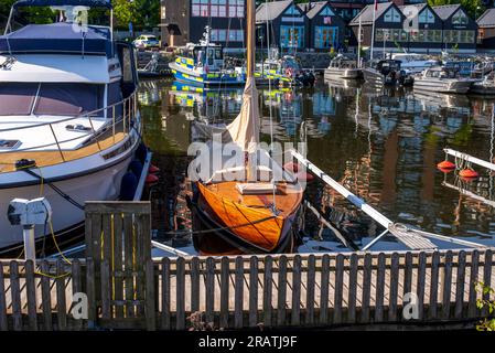 Stockholm, Schweden - 06 11 2023: Boote, die bei Sonnenuntergang an einem Pier in Nacka anlegen, Stockholm Stockfoto