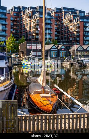 Stockholm, Schweden - 06 11 2023: Boote, die bei Sonnenuntergang an einem Pier in Nacka anlegen, Stockholm Stockfoto