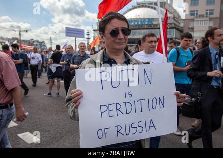 Moskau, Russland. 12. Juni 2013. Tausende russischer Demonstranten marschieren durch das Zentrum Moskaus gegen Präsident Wladimir Putins autoritäre Herrschaft Russland Stockfoto