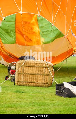 Heiße Luft aus einem Gasbrenner, der das B&A Team Balloon Worcester Balloon Festival England UK aufbläst. Juni 2023 Stockfoto