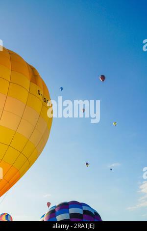 Heißluftballonbegeisterte steigen beim ersten Balloon Festival in Worcester England in den Himmel. Juni 2023 Stockfoto