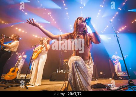 Roskilde, Dänemark. 28., Juni 2023. Die brasilianische Band Bala Desejo führt während des dänischen Musikfestivals Roskilde Festival 2023 in Roskilde ein Live-Konzert auf. (Foto: Gonzales Photo - Peter Troest). Stockfoto