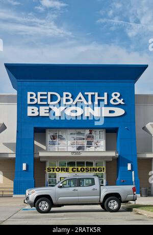 Houston, Texas, USA 07-04-2023: Bed Bath and Beyond Storefront Exterieur in Houston, TX. Ein amerikanischer Großhandelskettenladen, der Konkurs angemeldet hat. Stockfoto