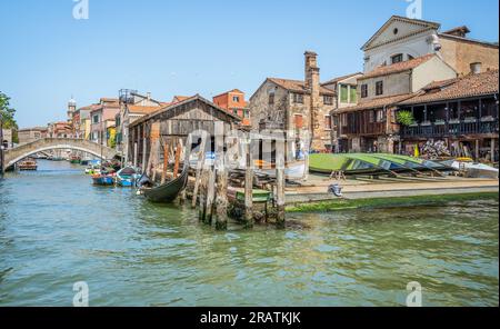 Venedig, Italien - Mai 29 2023: Venezianische Werft namens Squero di San Trovaso, wo Gondeln gebaut und repariert werden. Stockfoto