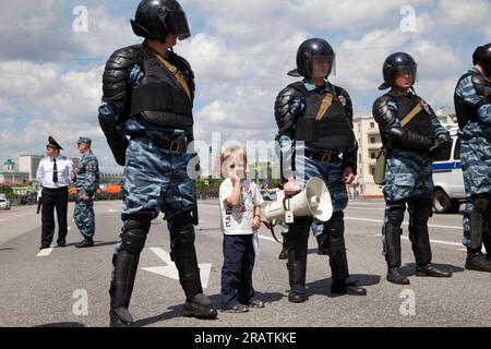 Moskau, Russland. 12. Juni 2013. Polizeibeamte werden während eines oppositionsmarschs in der Bolschaya Yakimanka-Straße am Tag Russlands gesehen Stockfoto