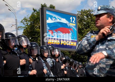 Moskau, Russland. 12. Juni 2013 Ein festliches Banner mit der Aufschrift „Russischer Tag am 12. Juni“ auf dem Bolotnaya-Platz wird während einer Kundgebung der Opposition in Moskau, Russland, mit Polizeiabsperrung gesehen Stockfoto