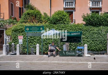 Venedig, Italien - Mai 29 2023: Gondoliere in Venedig, die Touristen erwarten, um ihnen Gondelfahrten zu verkaufen. Stockfoto