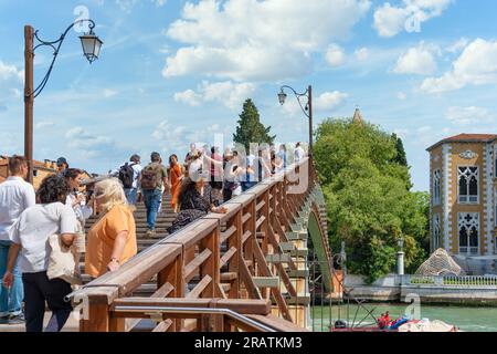 Venedig, Italien - Mai 29 2023: Touristenmassen überqueren die Brücke Ponte dell'Accademia in Venedig Stockfoto