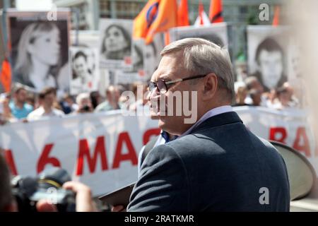 Moskau, Russland. 12. Juni 2013. Michail Kasjanow, ehemaliger Ministerpräsident Russlands und Ko-Vorsitzender der Republikanischen Partei Russlands - Volkspartei (RPR-PARNAS), nimmt an einem oppositionsmarsch in der Bolschaya Jakimanka-Straße am Tag Russlands in Moskau Teil Stockfoto