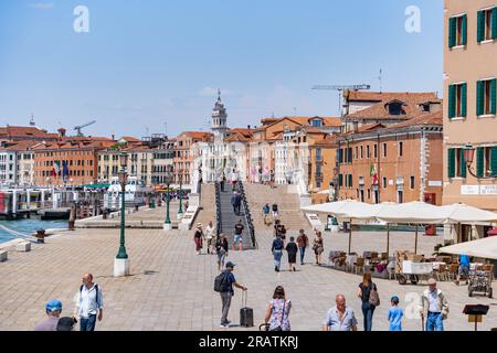 Venedig, Italien - Mai 29 2023: Touristenmassen auf der kopfsteingepflasterten Gasse in der Nähe des Canale Grande in Venedig. Stockfoto