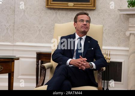 Schwedischer Premierminister Ulf Kristersson nimmt am Mittwoch, den 5. Juli 2023, an einem bilateralen Treffen mit US-Präsident Joe Biden im Oval Office des Weißen Hauses in Washington Teil.Kredit: Chris Kleponis/Pool via CNP /MediaPunch Credit: MediaPunch Inc/Alamy Live News Stockfoto