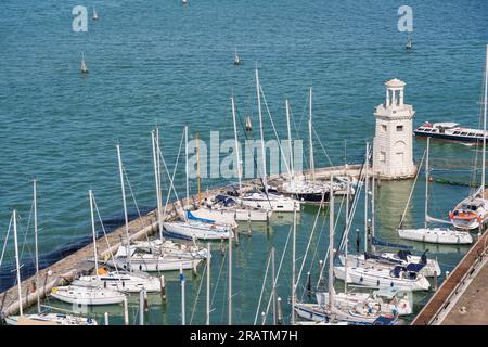 Blick von oben auf den Yachthafen San Giorgio Maggiore und Faro (Leuchtturm) in Venedig. Stockfoto