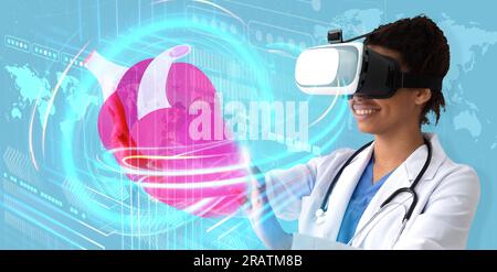 Kardiologe, der Virtual-Reality-Headsets zur Untersuchung von Gesundheitsdaten verwendet Stockfoto