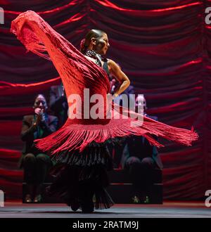 Flamenco Festival 2023, Sadlers Wells, London, Großbritannien. 5. Juli 2023. Sara Baras, die mit dem Olivier Award ausgezeichnet wurde (5-9. Juli), kehrt mit ALMA, einem Liebesbrief zu den Ursprüngen des Flamenco, in der ersten Woche des Festivals zurück. Baras verbindet klassische Flamenco-Elemente mit Bolero-Rhythmen, während es gleichzeitig die Techniken des Flamenco - Sguiriya, soleá, caña, Rumba und Buleria - respektiert und mit ihrem eigenen modernen Touch verschmilzt. Sie wird von einer Ensemble-Besetzung und einer Live-Band unterstützt. Baras trat zuletzt in Sadler's Wells im Jahr 2019 mit der renommierten Produktion Sombras auf. Kredit: Malcolm Park/Alamy Live News Stockfoto