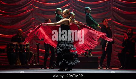 Flamenco Festival 2023, Sadlers Wells, London, Großbritannien. 5. Juli 2023. Sara Baras, die mit dem Olivier Award ausgezeichnet wurde (5-9. Juli), kehrt mit ALMA, einem Liebesbrief zu den Ursprüngen des Flamenco, in der ersten Woche des Festivals zurück. Baras verbindet klassische Flamenco-Elemente mit Bolero-Rhythmen, während es gleichzeitig die Techniken des Flamenco - Sguiriya, soleá, caña, Rumba und Buleria - respektiert und mit ihrem eigenen modernen Touch verschmilzt. Sie wird von einer Ensemble-Besetzung und einer Live-Band unterstützt. Baras trat zuletzt in Sadler's Wells im Jahr 2019 mit der renommierten Produktion Sombras auf. Kredit: Malcolm Park/Alamy Live News Stockfoto