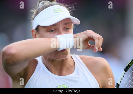 London, Großbritannien. 05. Juli 2023. Die belgische Yanina Wickmayer wischt sich das Gesicht während des Spiels zwischen belgischer Wickmayer und russischer Blinkova, in der ersten Runde der Women's Singles, beim Grand-Slam-Tennisturnier 2023 in Wimbledon im All England Tennis Club im Südwesten Londons, Großbritannien. BELGA FOTO BENOIT DOPPAGNE Kredit: Belga News Agency/Alamy Live News Stockfoto