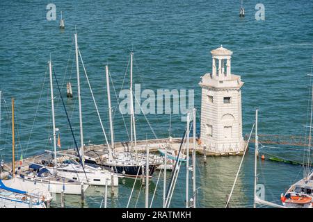 Blick von oben auf den Yachthafen San Giorgio Maggiore und Faro (Leuchtturm) in Venedig. Stockfoto