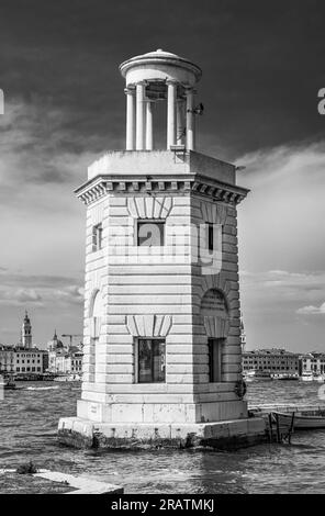 Schwarzweißblick mit Faro San Giorgio Maggiore in Venedig, Italien Stockfoto