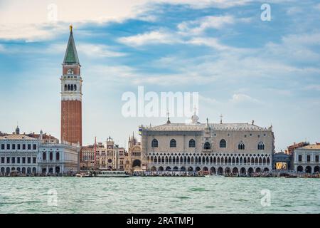 Blick von oben über den Canal Grande mit Dogenpalast (Palazzo Ducale) und Colonna di San Marco in Venedig Stockfoto