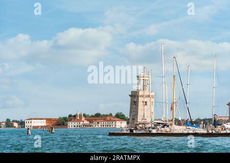 Blick vom Canale Grande mit dem Yachthafen San Giorgio Maggiore und Faro (Leuchtturm) in Venedig, Italien. Stockfoto