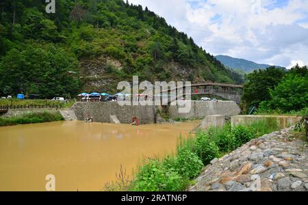 Die Hapsiyas-Brücke in Trabzon, Türkei, wurde 1935 erbaut. Es ist aus Fliesen und Holz. Stockfoto