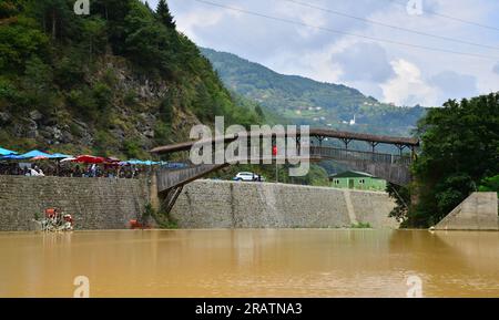 Die Hapsiyas-Brücke in Trabzon, Türkei, wurde 1935 erbaut. Es ist aus Fliesen und Holz. Stockfoto