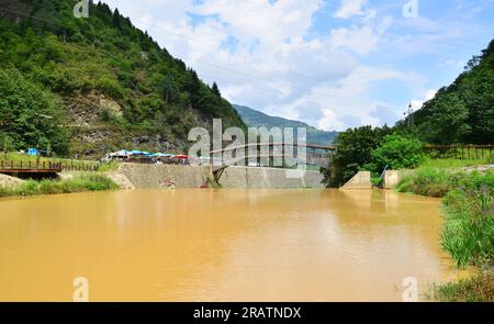 Die Hapsiyas-Brücke in Trabzon, Türkei, wurde 1935 erbaut. Es ist aus Fliesen und Holz. Stockfoto