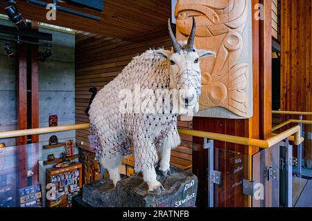 Mit Juwelen, Perlen, Bergziege, Geistertiere von Annie Ross, Squamish Lil'wat Cultural Centre, Whistler, British Columbia, Kanada Stockfoto