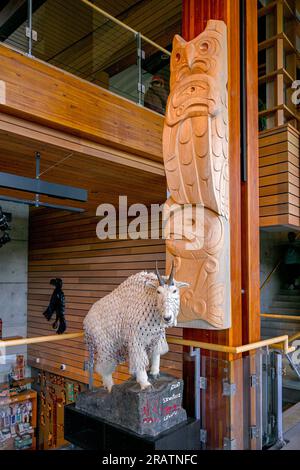 Mit Juwelen, Perlen, Bergziege, Geistertiere von Annie Ross, Squamish Lil'wat Cultural Centre, Whistler, British Columbia, Kanada Stockfoto