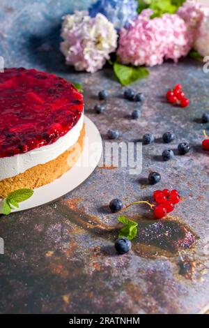 Käsekuchen mit frischen Erdbeeren, roten Johannisbeeren und Blaubeeren. Hausgemachter Käsekuchen Stockfoto