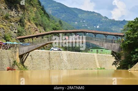 Die Hapsiyas-Brücke in Trabzon, Türkei, wurde 1935 erbaut. Es ist aus Fliesen und Holz. Stockfoto