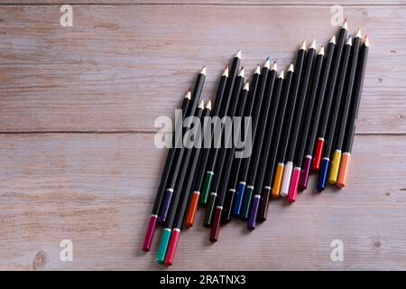 Mehrfarbige Fotostifte in der Ansicht der Tischplatte Stockfoto
