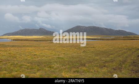 Braunes Gebirge und Ausblick nach South Lee und North Lee Mountains, Uist, North Uist, Hebriden, Äußeren Hebriden, Western Isles, Schottland, Vereinigtes Königreich Stockfoto