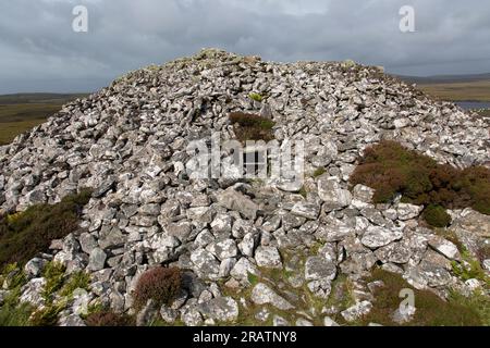 Eintritt zum neolithischen Chambered Cairn Barpa Langass oder Barpa Langais auf Ben Langass, Uist, North Uist, Äußeren Hebriden, Schottland, Vereinigtes Königreich Stockfoto