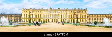 VERSAILLES, FRANKREICH - 15. APRIL 2023: Schloss Versailles von außen vom Park aus. Paris, Frankreich. Stockfoto