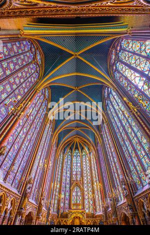 Monumentales Interieur der Sainte-Chapelle mit Buntglasfenstern, obere Ebene der königlichen Kapelle im gotischen Stil. Palais de la Cite, Paris, Frankreich Stockfoto